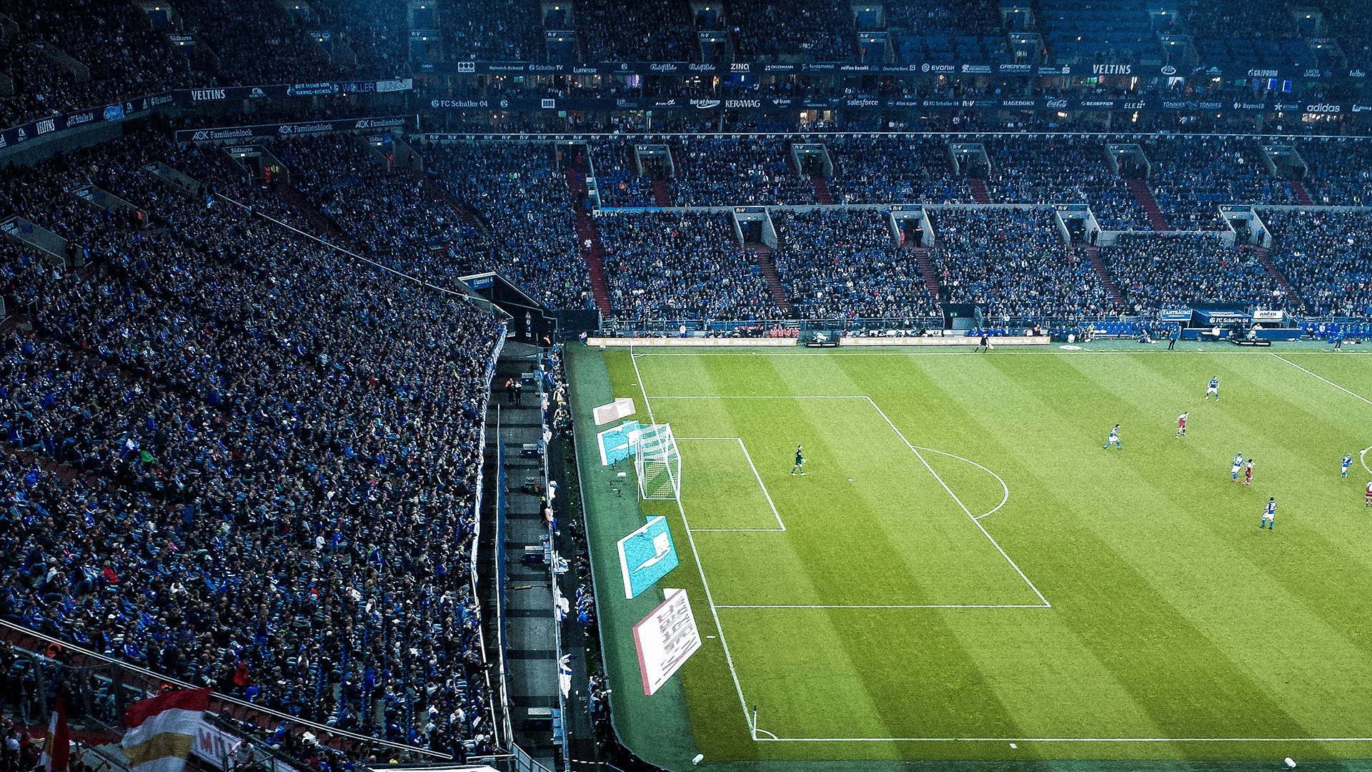 _裁判判罚引争议，比赛高潮迭起_，裁判过程